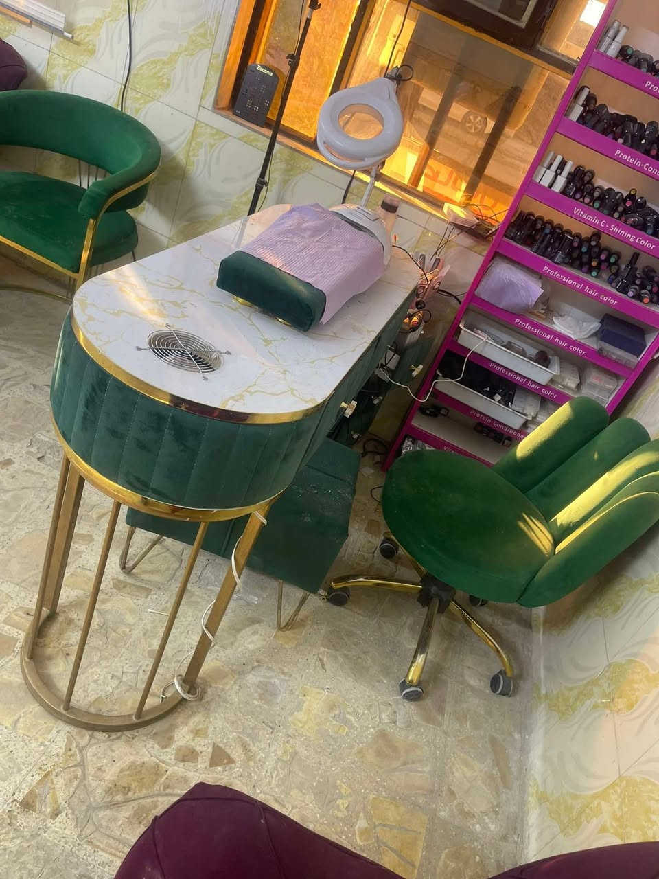 غراض مركز كامل للبيع كراسي 3 مرايات 3 كومدي 2 رف تعليك 2 سديه 1 جهاز بخار 1الهايدرو فيشل 1 مقسله 1 ميز كرلك 1 مع كراسي 2 منكير قدم 1 تواصل خاص ***********
