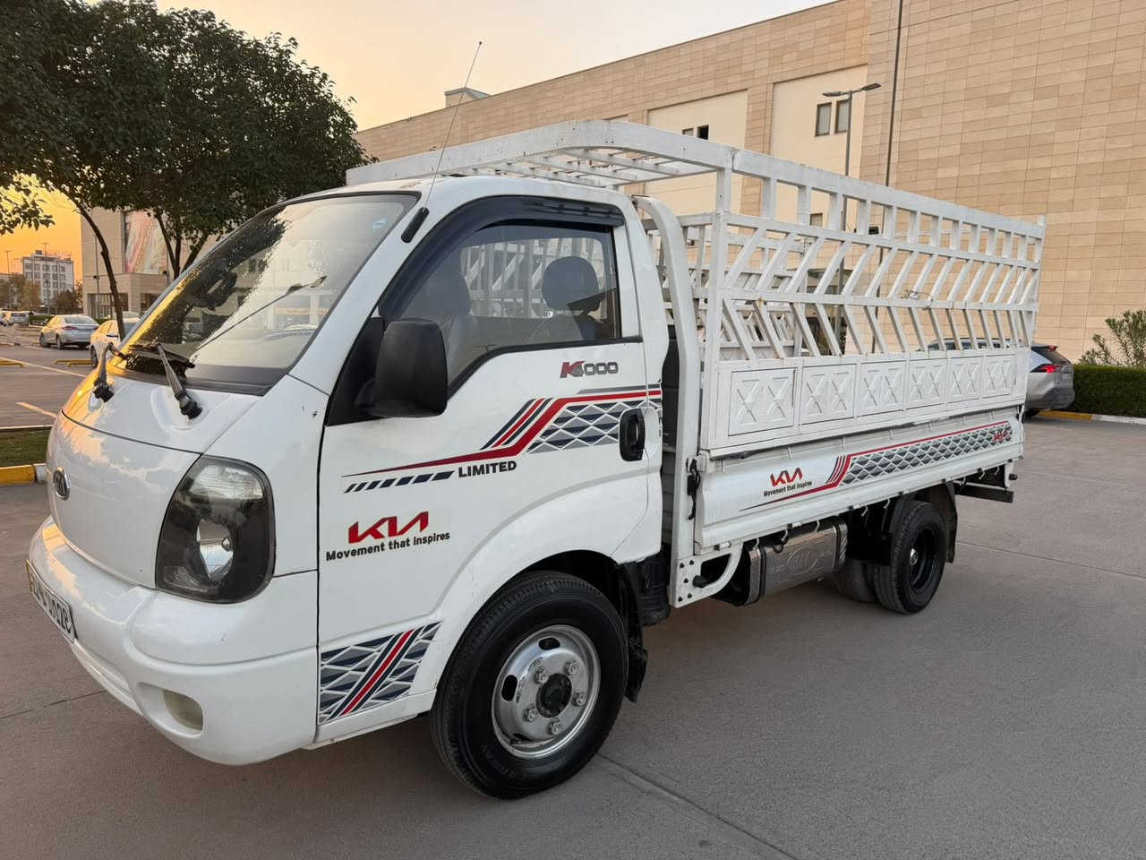 كيا حمل 2010
حجم المكينه 4000 فحل 

بيها نصف باب السائق صبغ فقط

صدر أمامي وخلفي جديد 

تبريد شغال ثلج

السياره من الدعاميه للدعاميه شغال

السعر 110 ورقه

للتواصل وأتساب رقم صاحب السيارة ***********
