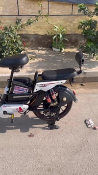 بايسكل شحن للبيع السعر ٤٠٠ قفل.  جديد وكاله   بطاريات خير من الله وكله...