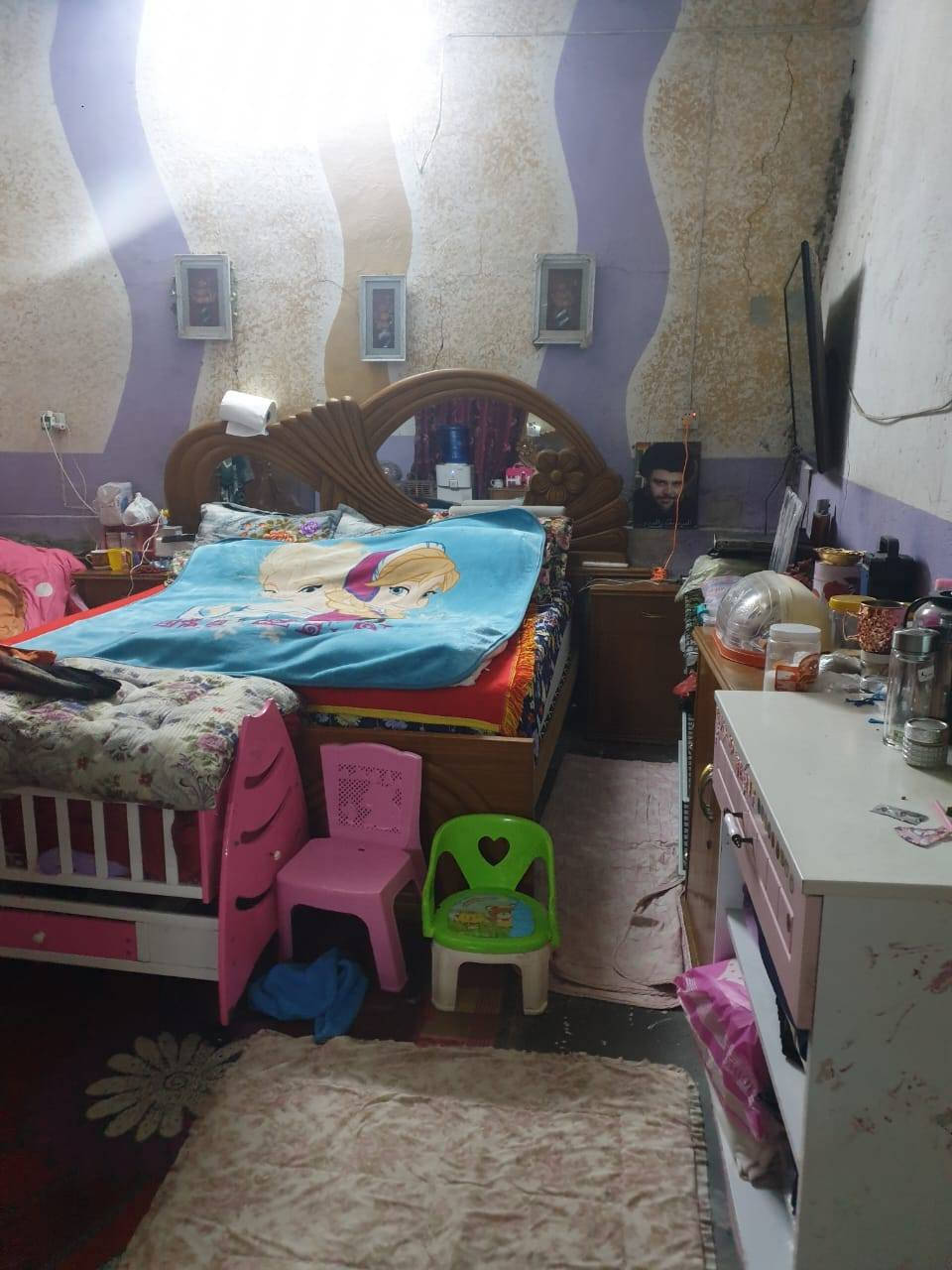 بيت تجاوز في حي الامانة قرب مجسر المهندسين الجديد قرب تقاطع الداخل للبيع المساحة ١٤٠ الواجهة ١٠ النزال ١٤ ونص يحتوي على غرفتين وحمام ومرافق وهول ومطبخ وترك كبير يصلح ان يكون غرفة البيت سقف  سندويش عدا المطبخ والهول عكاده تحتاج ترميم البيت بناء طابوق مجاري رئيسى ميزانية كهرباء الشارع تبليط للاستفسار ***********  ابو فاطمه يرهم ابيع نص من البيت
