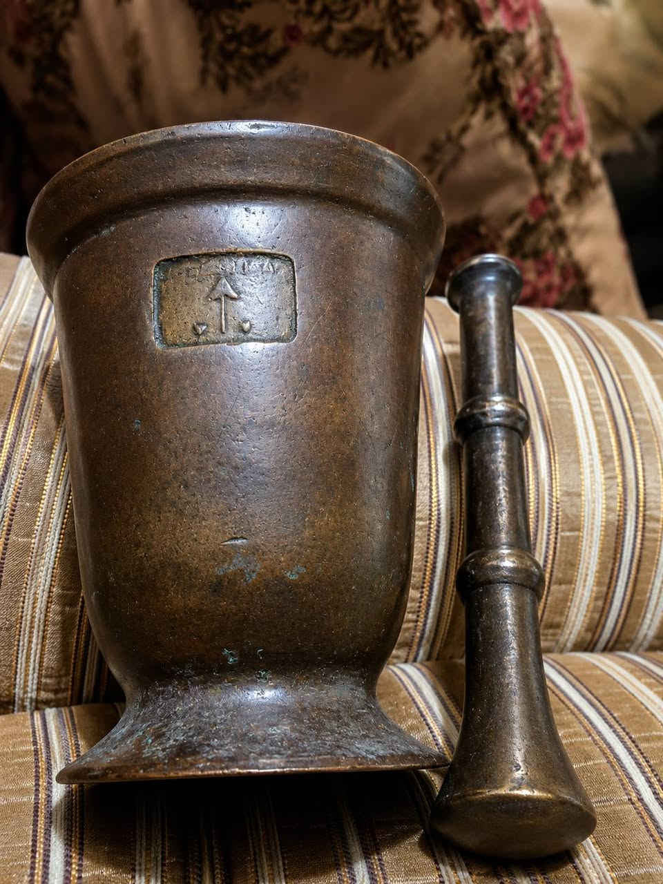 هاون نحاس  انتيكات مختوم ابو انكر قياس الارتفاع ١٨ التواصل ***********ابو علي
