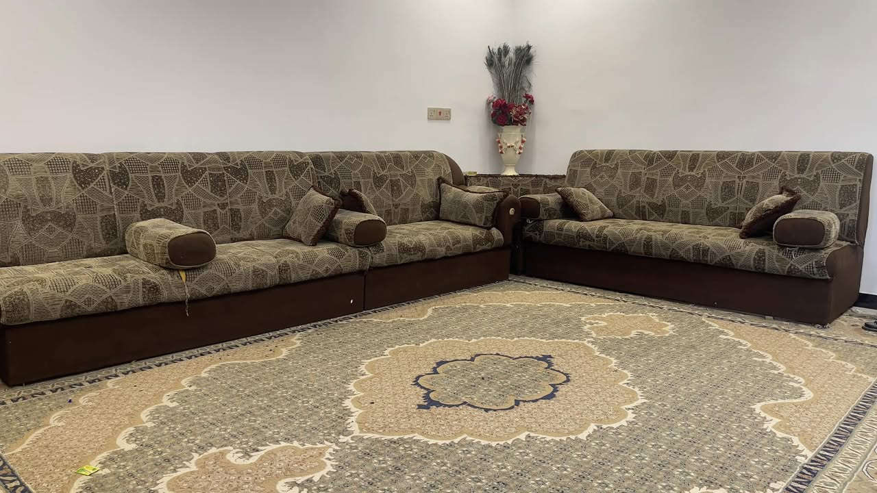 ديوان مستعمل للبيع 
طوله تقريبا ١٧ متر
سعره ٣٥٠ وبي مجال تواصل 
***********
