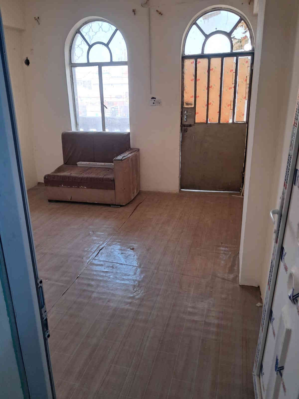 بنايه للايجار في الدورة ابو دشير الشارع العام  شقق تصلح مكاتب او عيادات او معهد تدريس طلاب غرف كبيره مع صحيات 
محل كبير للايجار بطول ٤×٢٠ للتواصل ***********
