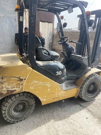 رافعة شوكية 3 طن   ثلاث حركات .       2012  نوع كوماتسو  للبيع بيها خي...