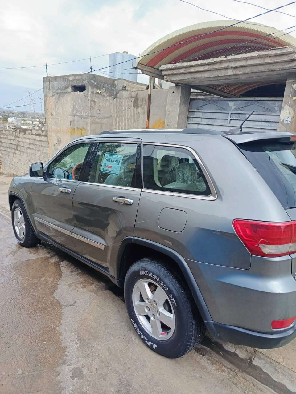 السلام وعليكم جيب شيروكي 
موديل 2013
فور ويل
تخم تاير جديد 
حداديه صدر كله جديد
سياره نضيفه
وارد امريكي بصمه تقفيل عن بعد
رقم صاحب السياره ***********
