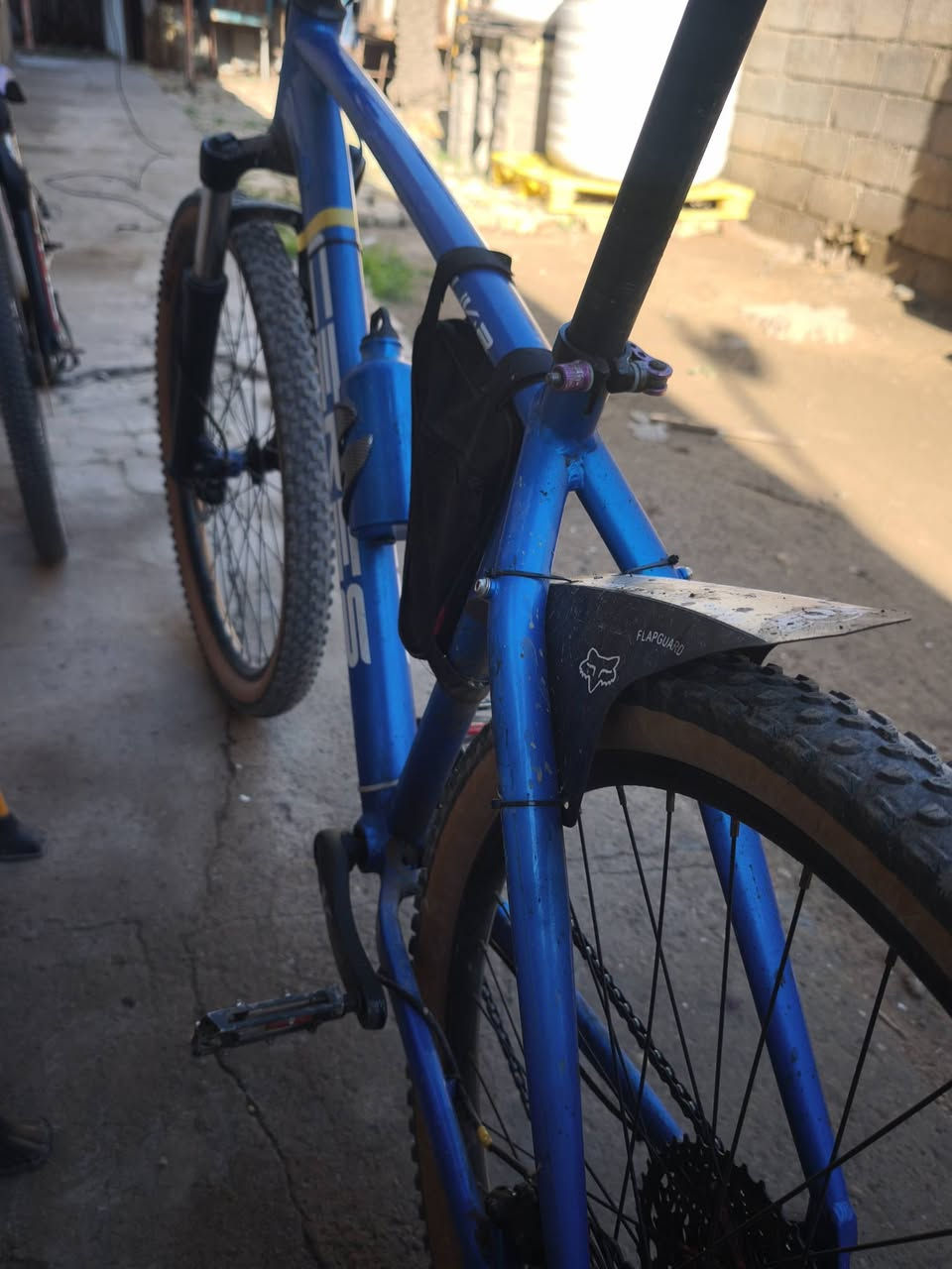 سلام عليكم كباتن
بايك جبلي ماركه سريس ٢٧.٥ 
سستم شيمانو بريكات دهن 
1x11  بطيخه طرب ٧ ألوان 
كل غراضه اصليات ملاحضه بي خدش بـ الدبل والفريم مثل ماوضح بل صور  مكانه بغداد بسمايه  سعره ٢٢٠ وبي مجال 
***********
***********
