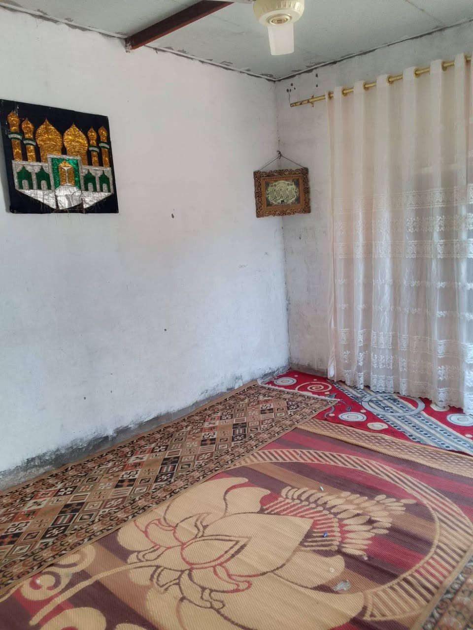 بيت للبيع منطقه ابو رمانه على طرق خلف ثيلة باريس البيت مساحه 150متر مربع 9وبي مجال للشراي ***********
