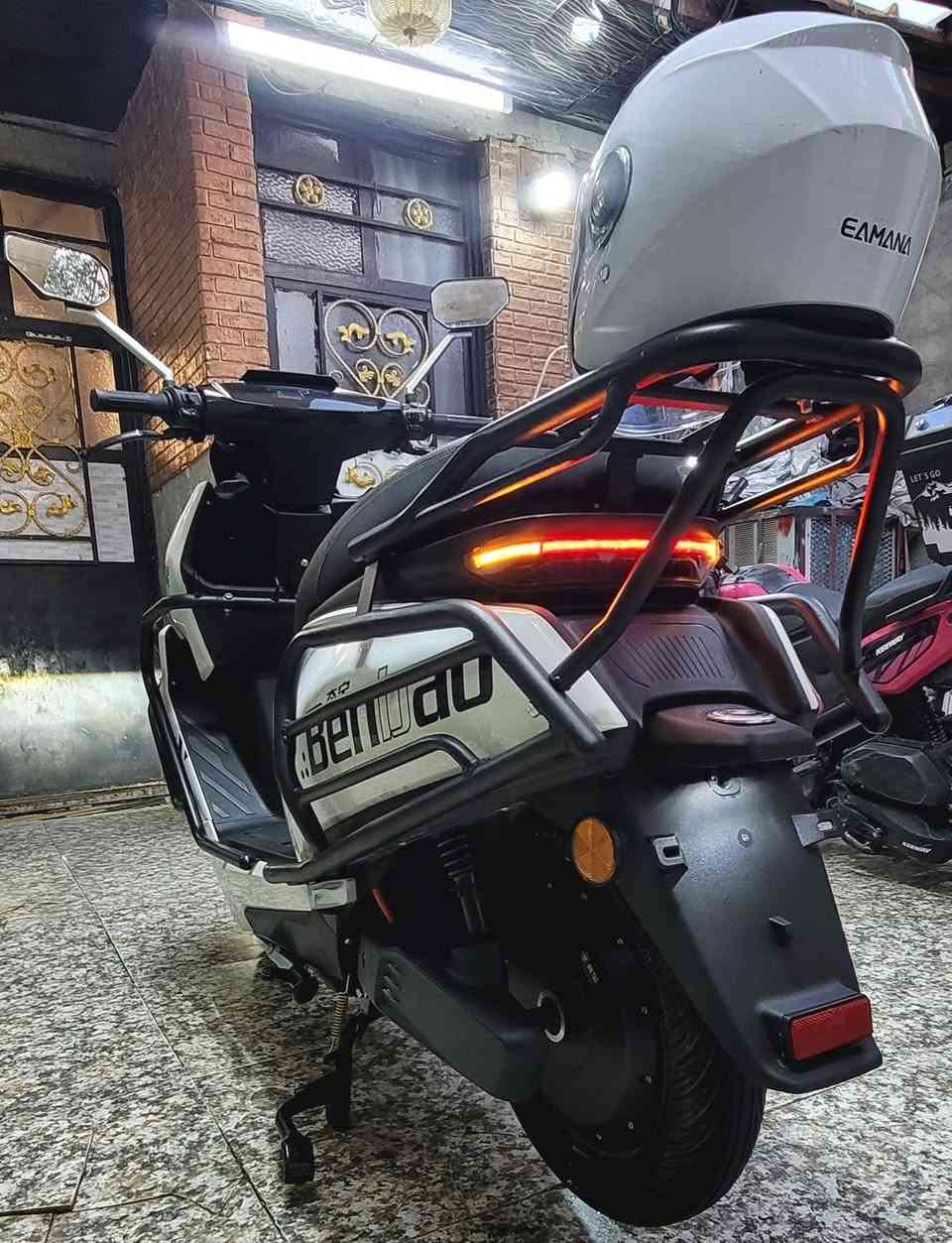 السلام عليكم..دراجه BEnbdO..وكالة تيسلا...سرعه 85k...الحجم 2500w..البطاريات العدد _6_ كرافين مسطره ...تمشيك 70 kكيلو بل شحنه الواحده..نظام _APS_ أمامي خلفي..نظام صعود المنحدرات..عدد التحويلات 1_2_3_S_سبورت ..ونمرة ال_R_...شاحنه اصليه وكاله..تدعم الشحن السريع والأيقاف الذاتي عند امتلاء البطاريات...السعر (900) قفل ...مكاني بغداد الشعب قرب محكمة الشعب الجديده على الشارع العام الشراي يتصل...***********..واتساب موجود
