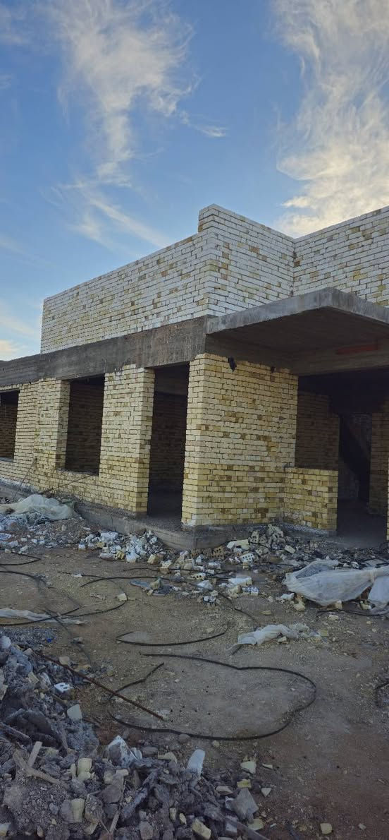 #هيكل_للبيع_في_مجمع_الشامية_السكني 🏣 بسعر مناسب . 
هيكل مساحة ٢٠٠ متر في مجمع الشامية السكني يتكون من : 
١. غرفة نوم عدد ٢ 
٢. صالة 
٣. استقبال 
٤. مطبخ 
٥. منور عدد ٢ 
٦. مجموعة صحية داخلية 
٧. حديقة + كراج 

🔻 يقع الهيكل في سنتر المجمع مقابل الجامع 🕌 والمجمع التجاري 🏯 وكما مبين في الصور ... 

♟️ تم تنظيم معاملة قرض مبادرة على الهيكل ويتم اضافة اسم المشتري مباشرتآ في المعاملة ...🗂

✅️ سعر الهيكل مقارنة بسعر الوحدات السكنية الكاملة المجاورة مناسبآ جدآ . 
🟥 لمعرفة باقي التفاصيل والسعر المراسلة واتساب على الرقم  ***********
