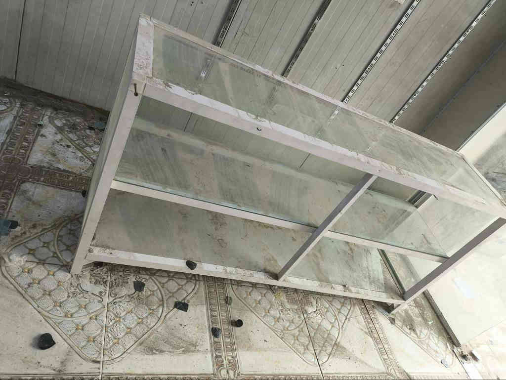 السلام عليكم 
ميز زجاج+ارفوف درجه اولى 
للبيع 
استفسار اتصل على الرقم ‏‪***********‬‏
