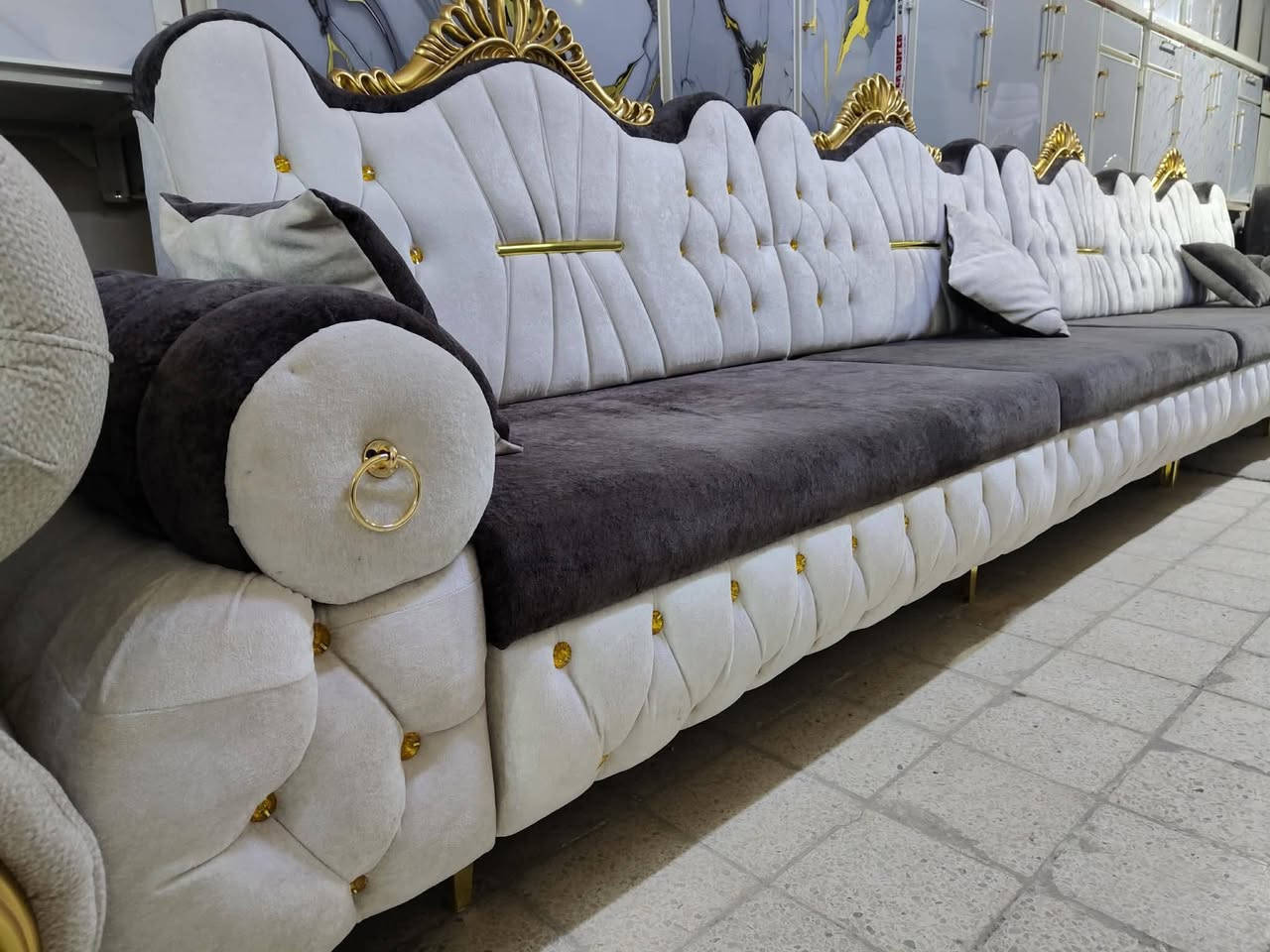 معرض زياد الأثاث المنزلي
ديوان فصال شغل عراقي حطاطه أبو التاج قياس 7 أمتار 11 مقعد 
الخشب بلوك 18 ملم سفنج اكستره مميز 10 سم 
رجل حديد ثقيل 
القماش خاولي مبطن 
العنوان تكريت شارع الزهور خلف افران الكرخ وقاسم مول معرض زياد الأثاث المنزلي 🫴 
***********
