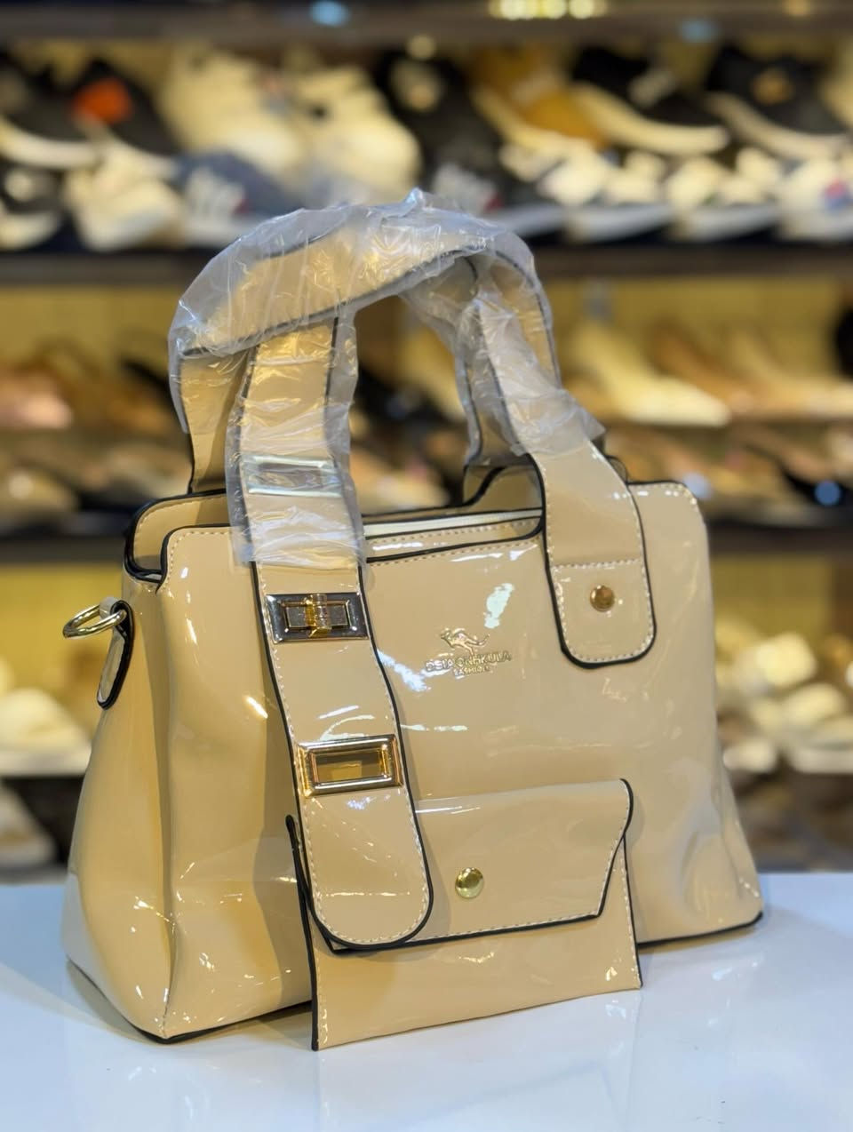 ... مرحبا زبائنا الكرام 
يتوفر لدينا حقائب  #حقائب 👜 #نسائية ...
قياس الجنطة - ( 25 * 20) سم
ويتوفر توصيل🚚 لكافة المحافظات 5
للاستفسار التواصل معنا عبر الخاص
او التصال ***********
