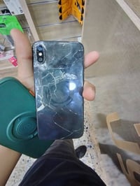 ايفون x عادي للبيع ذاكرة 64 مفتوح تخطي سيم كارد واكف اما باقي كله شغال...