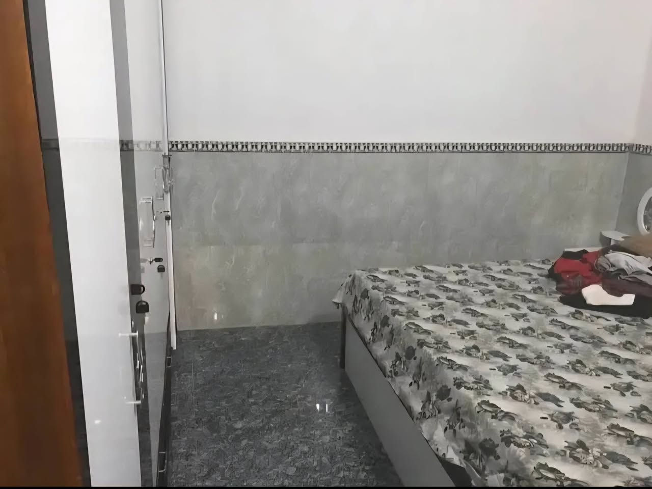 بيت حديث البناء لبيع طابقين في الحبوبي خلف مدرسه امنه قرب ام رضاب
بيت خلفي بدون مناور لان خلفه دربونه وبيت واسع مايحتاج منور 
علمنا ان الدربونه ليس مشتركه مع بيت اخر عرضها 1,50م

المساحه البيت ١٢٠ 
بيت طابقين مكون من 
صاله ٢
غرف ٤ 
استقبال ١
مرافق +حمام عدد ٣ 
مطبخ ١
السعر في الخاص
رٍقٓمٌ الهاتف *********** فايبر + واتساب +تليكرام
