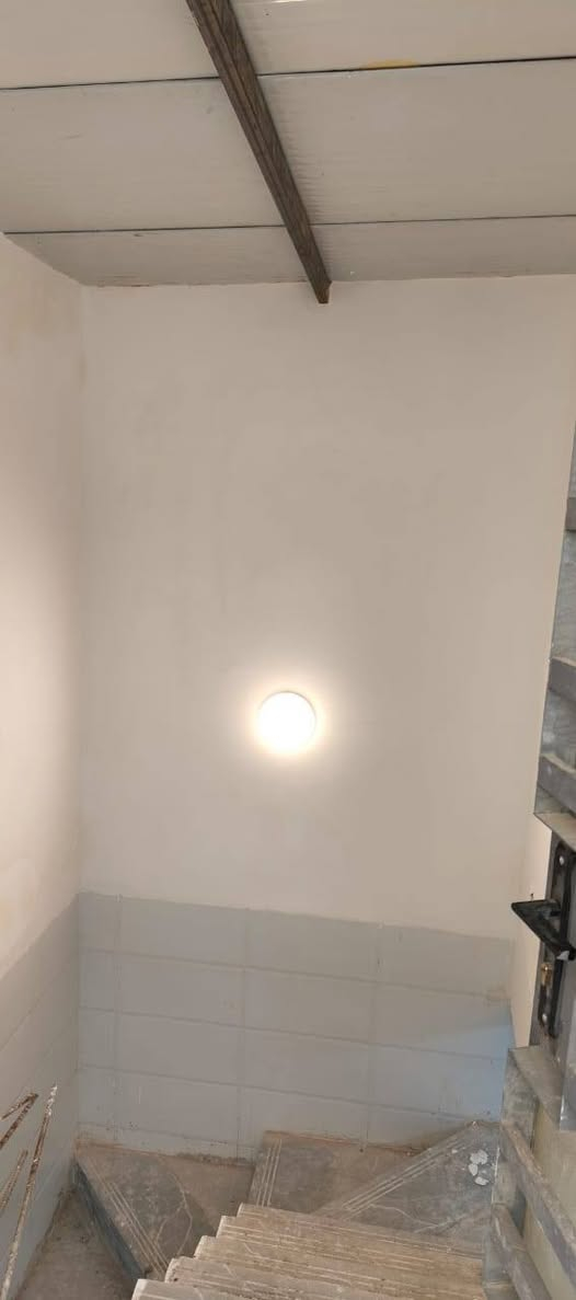 السلام عليكم
دار للبيع المساحه ١٠٠م خلف شارع ٢٠ مباشرتاً رقم القطعه ٤٢٣١
قرب مدرسة سامراء
البيت جاهز وجديد غير مسكون هسه خلصو منه العمال
رقم الهاتف *********** بي واتساب
