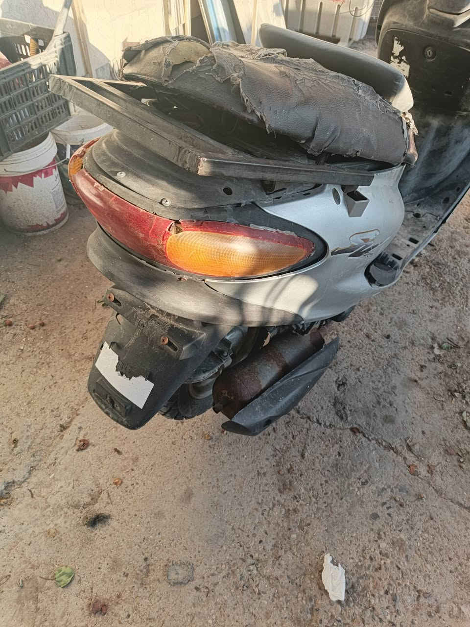 السلام عليكم عندي دراجه دولفين للبيع سعرها ٣٠٠الف ومكاني بل المحموديه ***********/***********
