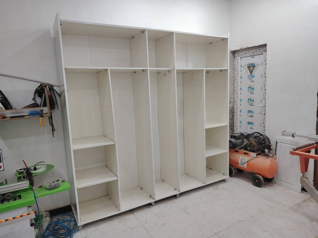 سلام عليكم اخوان
✅غرفه 9 قطع ضخمه

✅حجم الكنتور 240 

⬇️حجم جربايه 350 

✅معه كومديات 

✅ميز توليت 

✅درور 

✅مرايه عاموديه 

✅طابوريه 

✅شازلون 

⬇️اي استفسار 

✅رقم *********** 

ملاحظه اغراض الجربايه الاطار مالتها كامله اي نقص ما بيها

ملاحظه الغرفه نظافتها 70%
سعر ما عده توصيل 440
