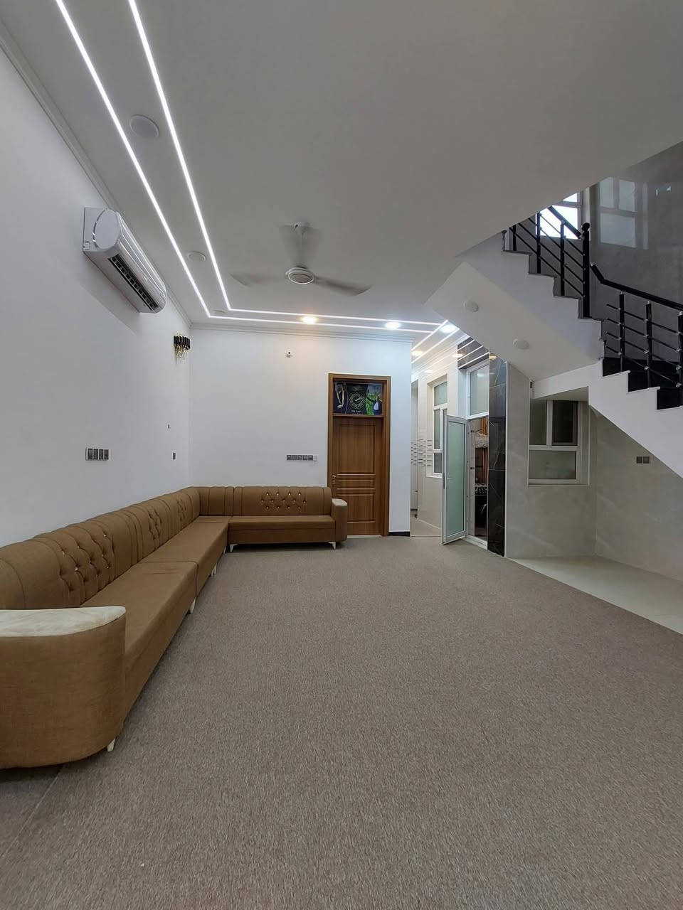 دار للبيع 130 متر حي ميسان قطاع 14 طابو صرف
بناء جديد  2025 درجة إولى مسلح كونكريت طابقين
رابع بيت عن الشارع العام 
الطابق الأول / غرفة وصالة وأستقبال ومطبخ حار وبارد وطارمة ومنور
الطابق الثاني / غرفتين وصالة وصحيات

#ملاحظة يباع مع الأثاث
للأستفسار *********** واتساب أيضاً موجود
