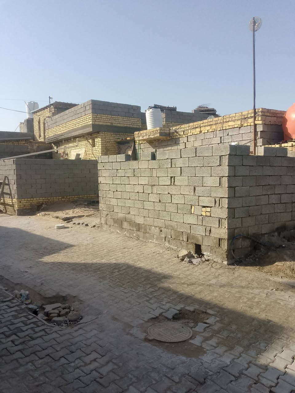 دار البيع زراعي سكك قريب على دور سكك مساحه 100 البناه غرفتين وصاله مطبخ صحيات البناه البي غرفه وصاله كاملات سيرميك ول باقي واصل عكاده السعر 20 بي مجال شراي تصال على رقم  ‏‪***********
