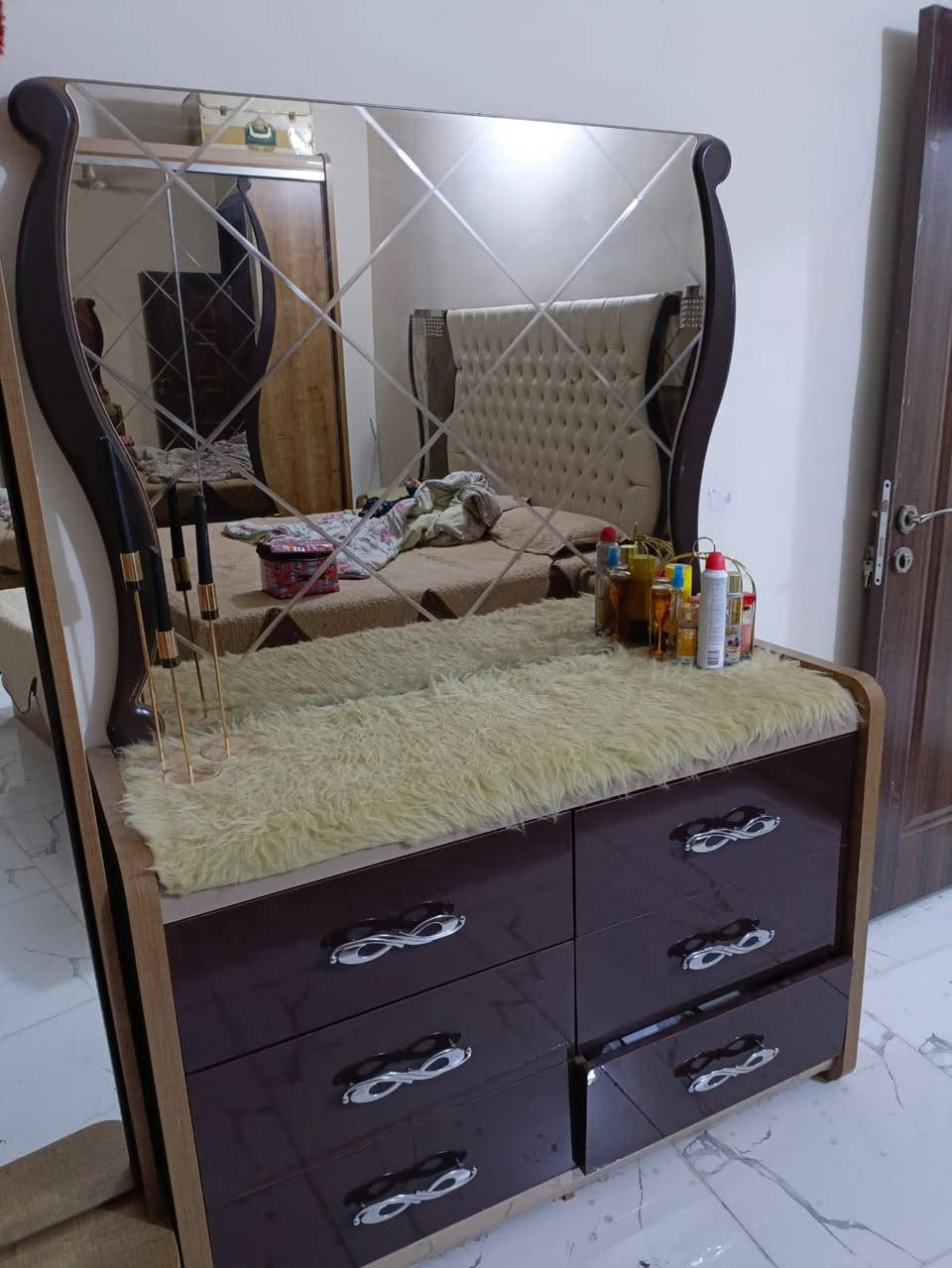 غرفه نوم للبيع السعر ٥٠٠ الاتصال علا هذا الرقم ***********
