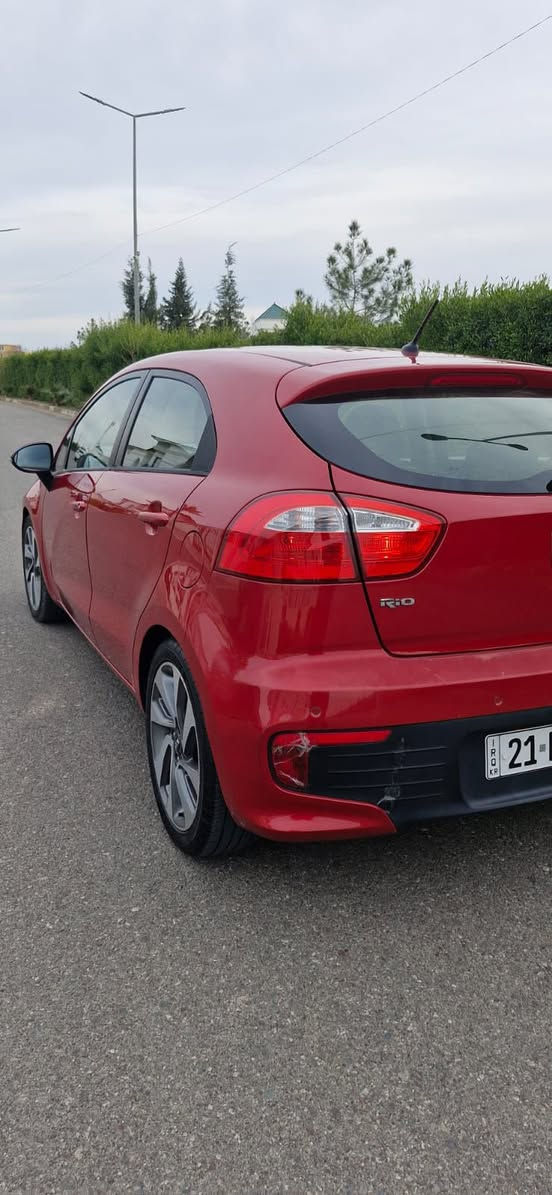 كيا ريو موديل 2015 لون احمر رقم سليمانيه
ماشيه 106 الف 
المواصفات فول 
محرك 1600 دبل قطره 
بصمه  سلايت   حساسات   كامره خلفيه   شاشه بلاديه تبريد لمس  تحديد سرعه 
بدون صبغ ولا تعديل بارد 
بيها طخه صغيره بل باب سكن ع كد شبر وممصلح 
السعر 105 $$
وبيها مجال 
ملاحضه الصدر امامي خلفي كله جديد تخم تاير جديد
مكان السياره اربيل 
غير متواجد ع الفيس الشراي يتصل
***********
***********
