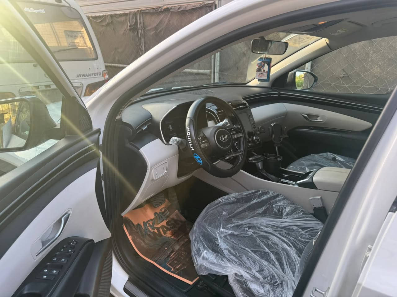 ‏سلام عليكم عندي توسان للبيع موديل 21 سيارة مقفولة ما عدا بارد مكاني بغداد حي الجهاد السعر 190 وبيها مجال رقم***********
