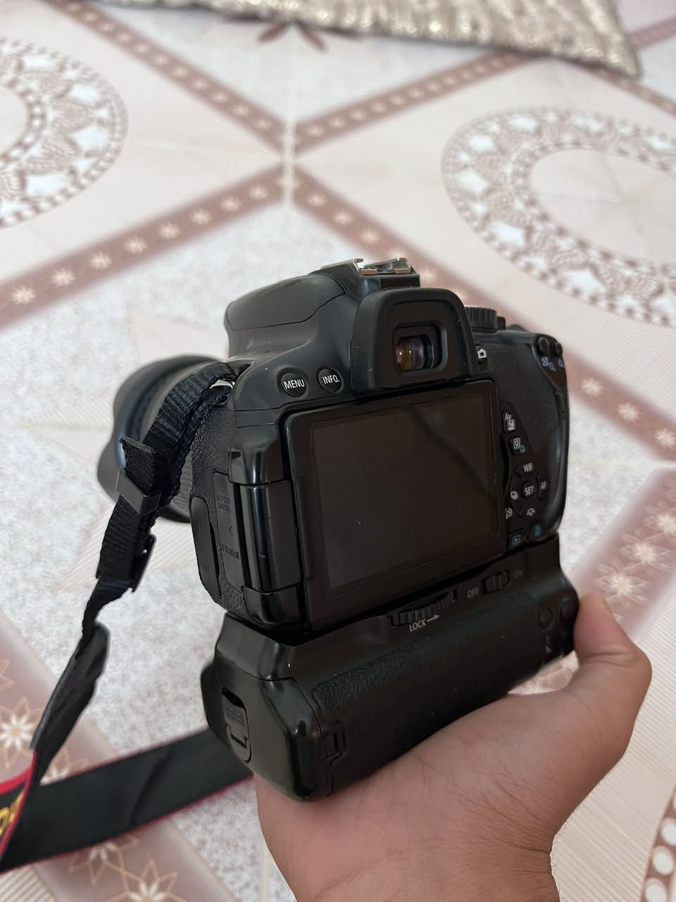 كانون D650
كاميرا نضيفه جدا 

شاشه قلاب لمس 

ملحقات 

1. عدسه +هود

2. جنطه

3. حزام كتف 

4. شاحنه 

5.كرب

6. بطاريات 2

سعر 325
تواصل خاص او اتصال واتس (***********)
يوجد توصيل جميع محافضات العراق
