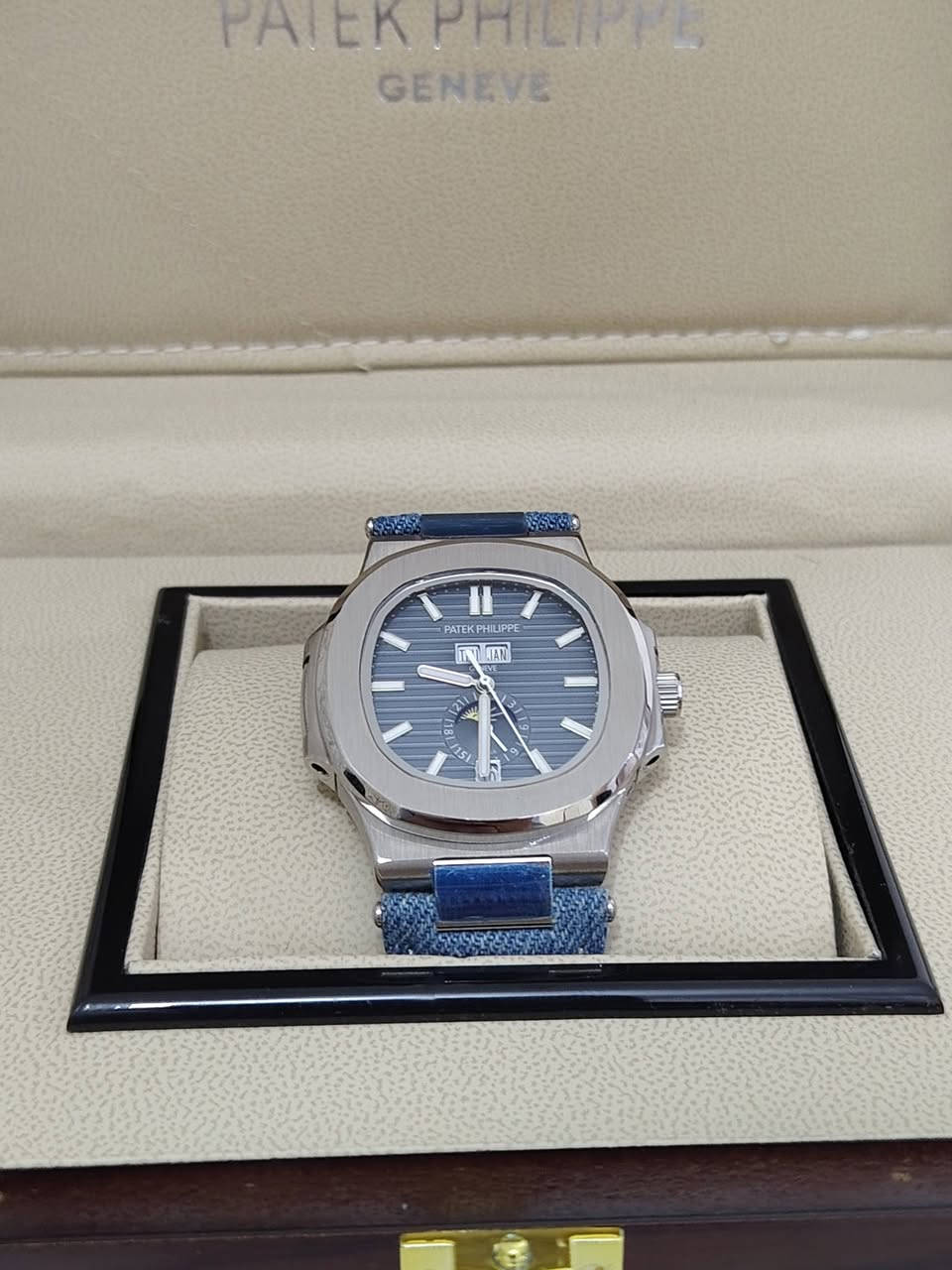 Patek phillippe Nautilus Denim (كابوي)
ماستر - اوتماتيك


**إذا كنت صاحب هذا الإعلان وتريد حذفه لأي سبب، رجاءا أرسل رسالة إلى الدعم الفني**