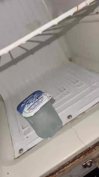 ثلاجه مستعمله • موتور سليم • باب داخلي يحتاج ترتيب