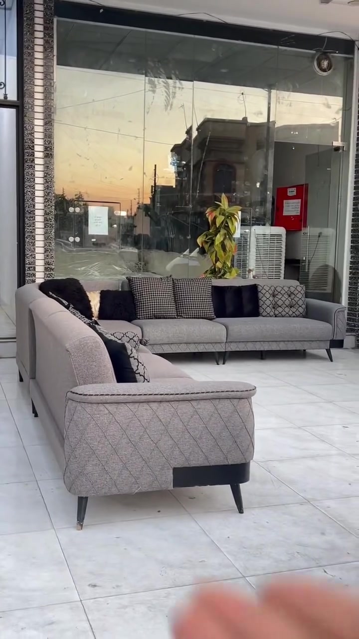 كورنر تركي نضافه100/100 متكون من ١٢نفر  بقماش الكتان بمقعد طبي سوفت جدا مريح نضام السرير هيكل داخلي والخارجي بل كامل خشب زان طبيعي   بلون رصاصي قياسات الكوزنر 4m/310cm  وعدكم جوكرات عدد ٢قياس كل جوكر 110cm/80cm  عنوانه اربيل زانكو ٩٩ قرب مطعم كص سنگر يوجد توصيل ل بغداد وباقي المحافظات الأخرى ***********  واتساب فقط علي
