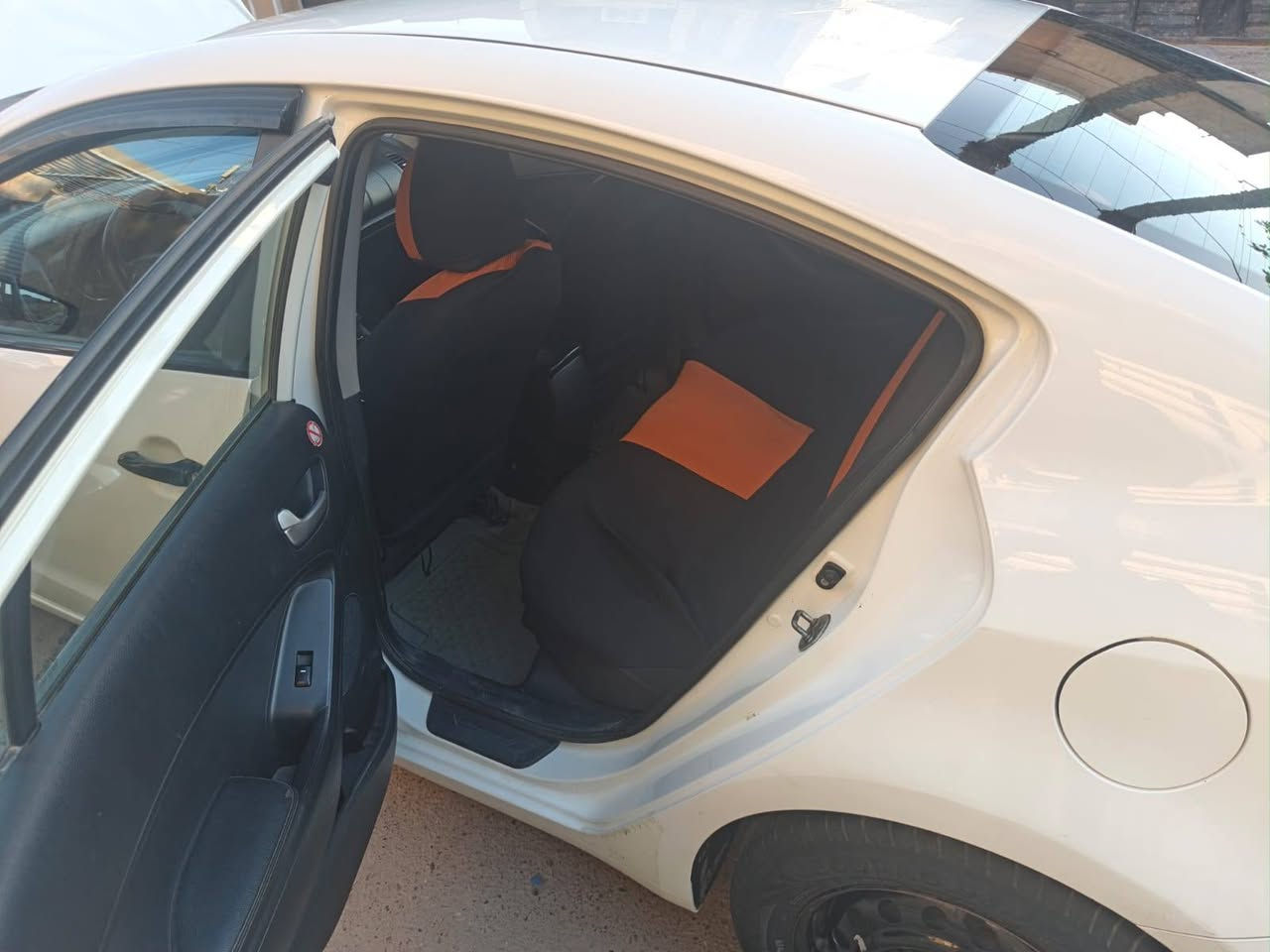 السلام عليكم سيراتو بغداد بدون صبغ موديل ١٤ بيها فقط بارد وتكحيل سيارة حلوة تخم تاير جديد منضومة تبريد جديدة صدر امامي خلفي جديد السعر ١٠٤ ورقات وبها مجال  ***********

