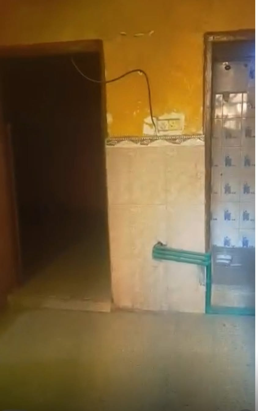 بيت للبيع طابقين مقسوم الى بيتان في 4شوارع(شارع جامع القاسم) مساحته 266متر يحتوي على محلات اثنين والوارد الشهري للبيت مليونين دينار
واتس ***********
