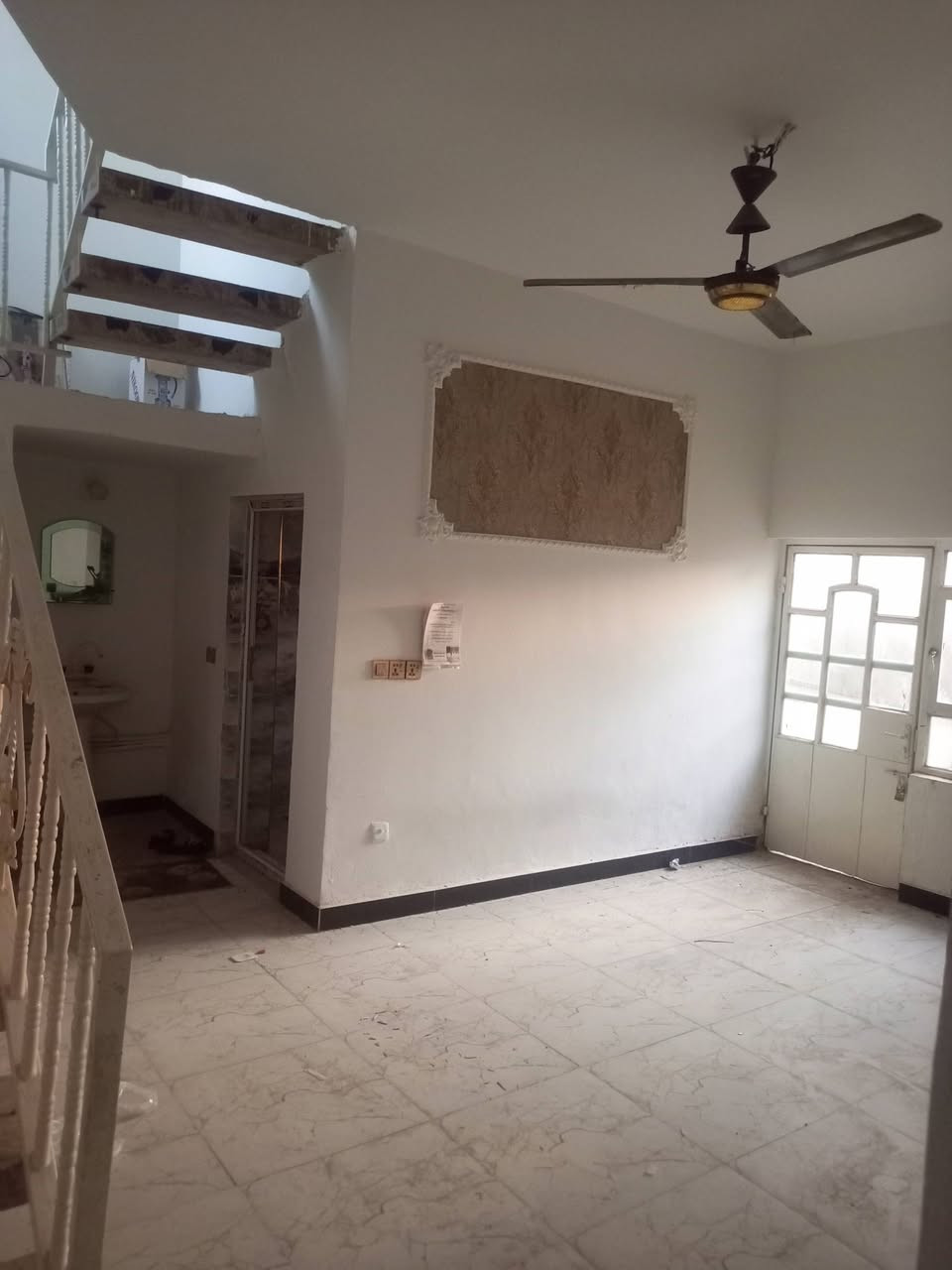 🏠✨ للإيجار – بيت 150مربع✨🏠 
بناء نضيف

📍 المواصفات:
كراج كبير

🛋️ استقبال مرتب
🏢 صالة 
🛏️ غرفة 
🚿 مجموعة صحيات متكاملة
🍽️ مطبخ 
🌤️ 
💼 

الموقع:  حي الجامعه شارع عشرين 

📞 للاستفسار: ***********
