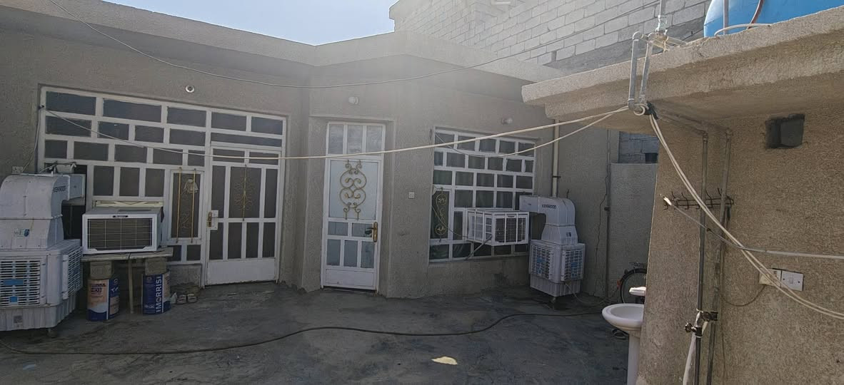 دار سكني طابو صرف للبيع في منطقة جسر ديالى / حي الحكيم / قرب جامع موسى الكاظم (ع) المساحة 150م 
يحتوي على استقبال / مطبخ / صالة / غرفتين نوم 2 / صحيات داخلية وخارجية للاستفسار الاتصال على الرقم 
***********
