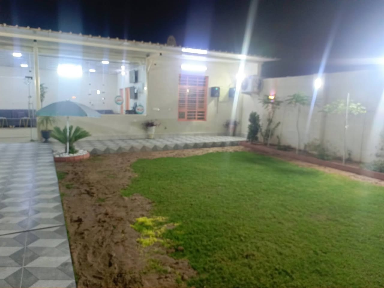 قطعه ارض للبيع بها بناء حديقه مساحه 360 متر موقع حي الازدهار***********
