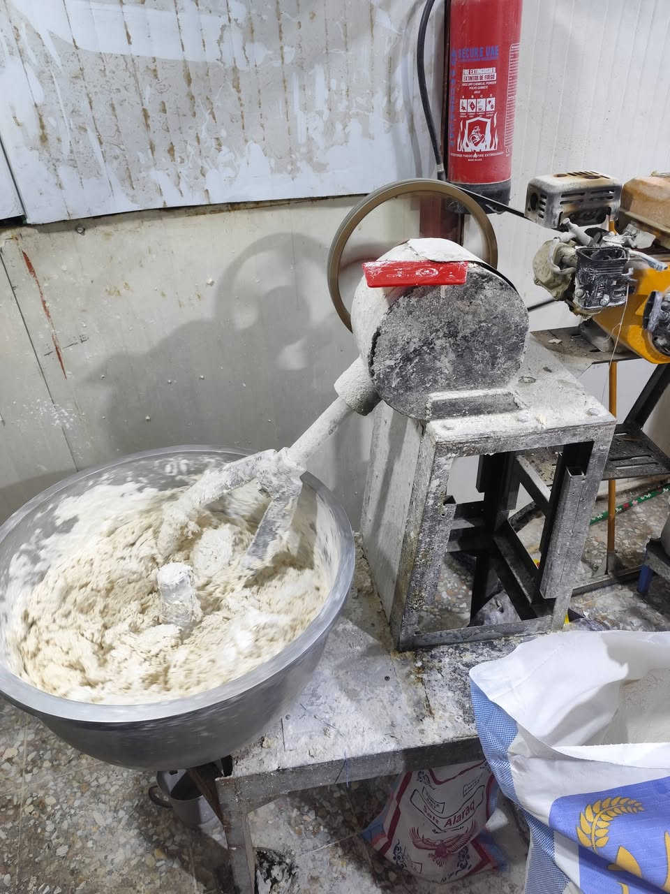 السلام عليكم عندي فرن كهربائي نشتغل بي حجري وعجانه للبيع الفرن يشيل 56 صمونه هاي صمونته بل فيديو *********** بغداد الحسينيه
