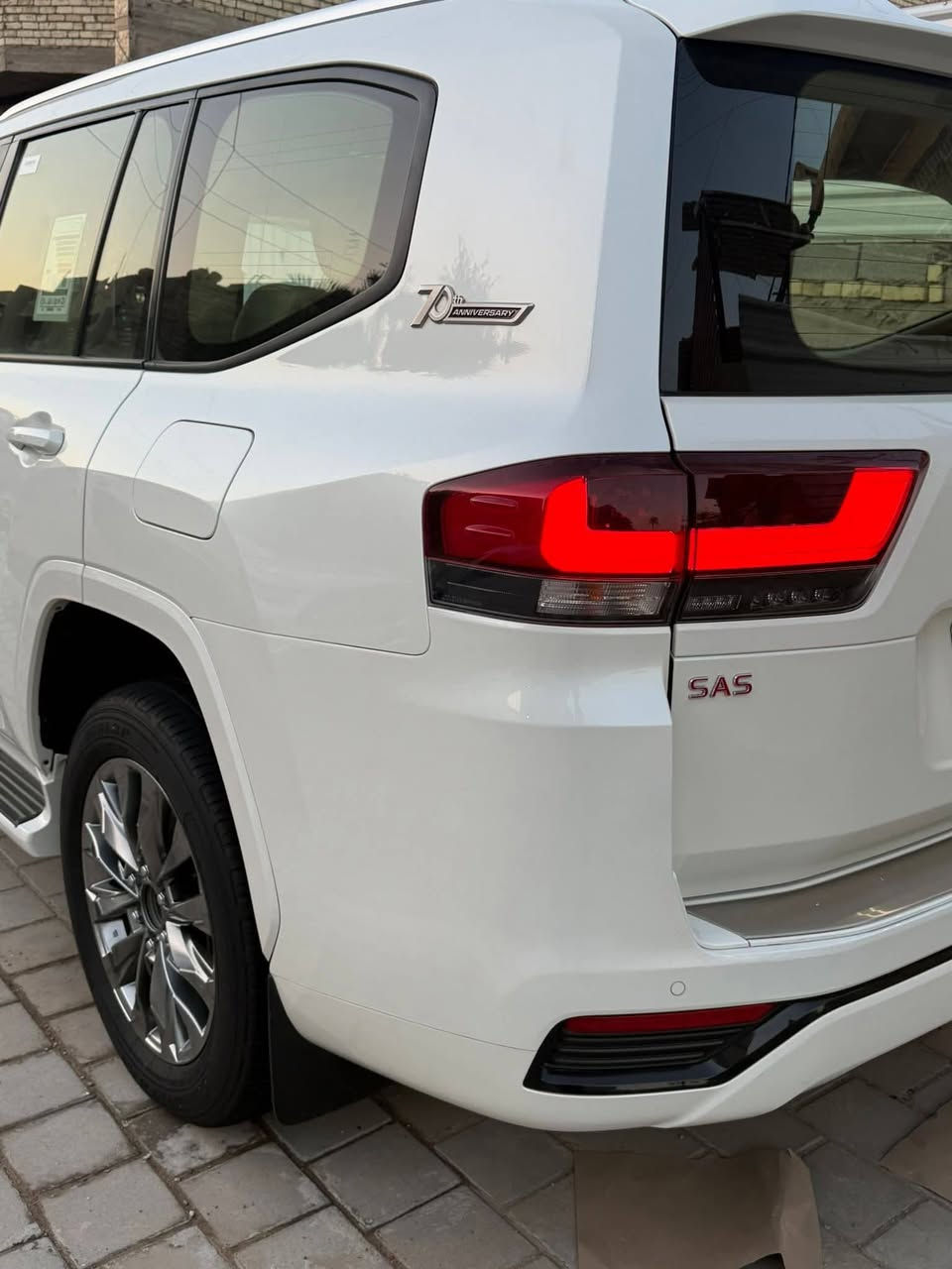 السلام عليكم تيوتا لاندكروز
للبيع موديل 22 
شركة ساز باب اول 70 الأصلي سيارة فول 1/1 
شاشات تطبيق مكينه 4000
ماشية 13 ألف 
استخدام شخصي
مكفوله كفاله عامه من كلشي 
من الشخط والرصعه والتكحيل 
تايرات انتاج الشركة 22
مكان السيارة بغداد شارع فلسطين
رقم بغداد مشروع وطني 
الهاتف/ ***********
