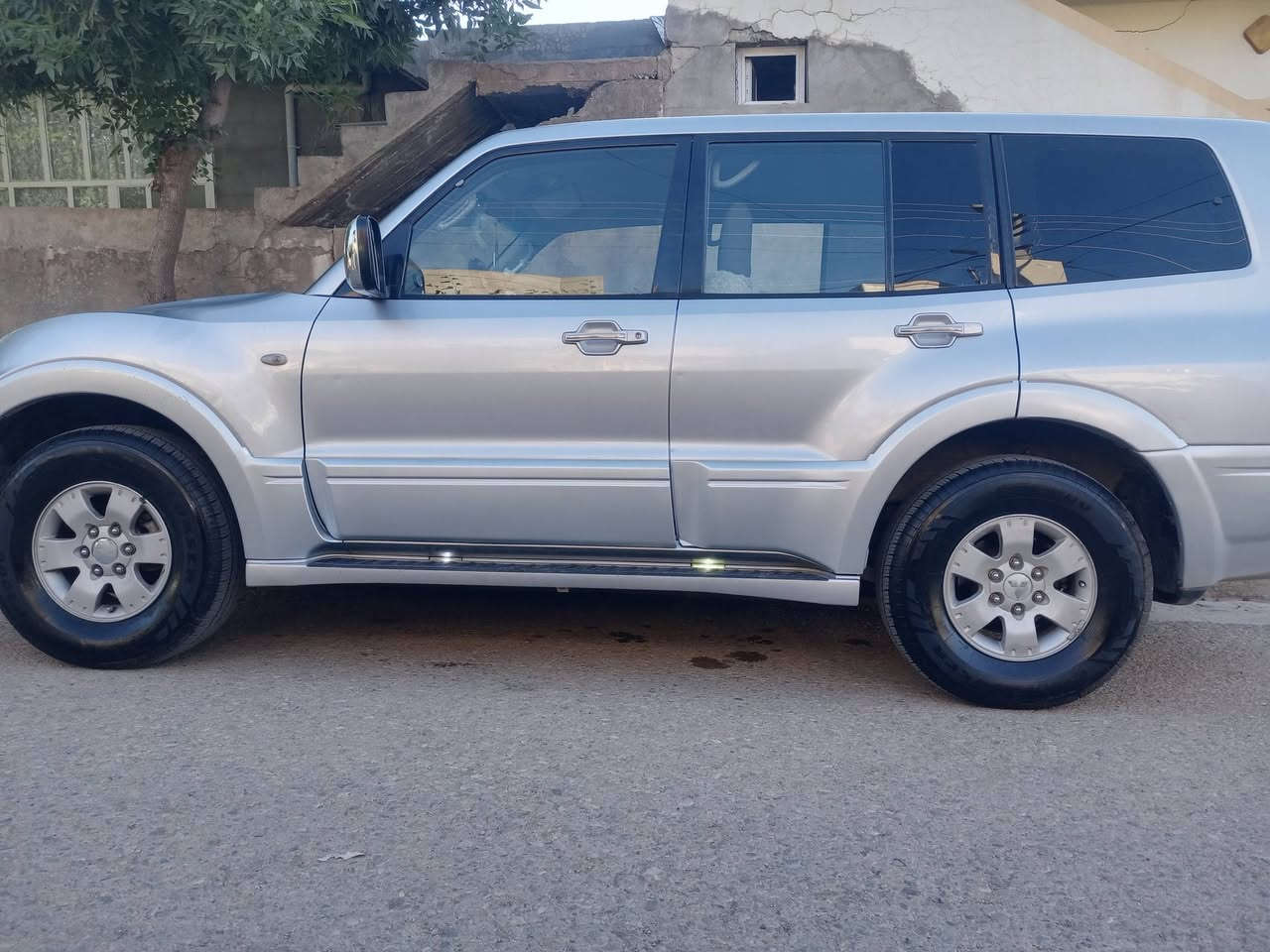 پاجیرۆ 2006   GLS 
خــلــیـجــی نـــمــونـــــەی پـــــاکی ســـفـــری شــەریـکـە
تــحـــویـل ئەســـڵی ڕەقـــەم ســـلێـمـــانی ســــەنــەوی تـــــا 2029 تـازەیـە بەنـــاوی خــۆمــانـــەوەیـــە
بــــێ بــــۆیـــاخ بـــێ شوخــــت بـــێ کــــرانـــەوە قەتـــرە کــاڵـــبونەوەی نــــیـــە تەنها یەک بــســت کـــەمتر ساردی هەیە 
فـــول مواســــەفـــات گێـــڕ ئـۆتـۆماتیک و عــادی ســێ ڕیـــزکــــوشن تــەبـــریــد مـــەرکـــەزی ABS چـوارجـام
کـــــارەبـــا ئــاوێنە کــارەبــا ئاوێنەی دەخـــەوێــت نـــــاو فـــۆرمــیــکـــا ئارێـڵ کــــارەبــا دەبـــڵ ئـــەکســــــل بەخــــی لایــــت دۆسەی بــیـــلادی گڵۆپی ســـەر دۆسە مەکینە 3000 زۆر بەهەڵــمــەت و اقتصادییە
گـــێــڕ و مــەکــیــنــەو ئەکــســل و دەبڵ ئــەکســل و تەبریدو گــەرمــی و توندوتـــۆڵــی پرسیاری نـــاوێ
چوار تـــایـــەی ئــەســـڵی لــۆکـــی بــۆ بەستراوە
 بـــە هـــــەمــوو مانـــایــەک لــەســەر دەقـــی شـــەریـــکەیـــە و بـــێ مەســـرەفـــە 
ئـــەگــەر ســەیارەکـە نــانــاســیت و مــشـتەری نیت سەری خۆت و ئێمەش مەیەشێنە هەموو شتێک نوسراوە
نرخـــی ۹۷ وەرەقە         شوێن/ هەڵەبجەی شەهید
***********
