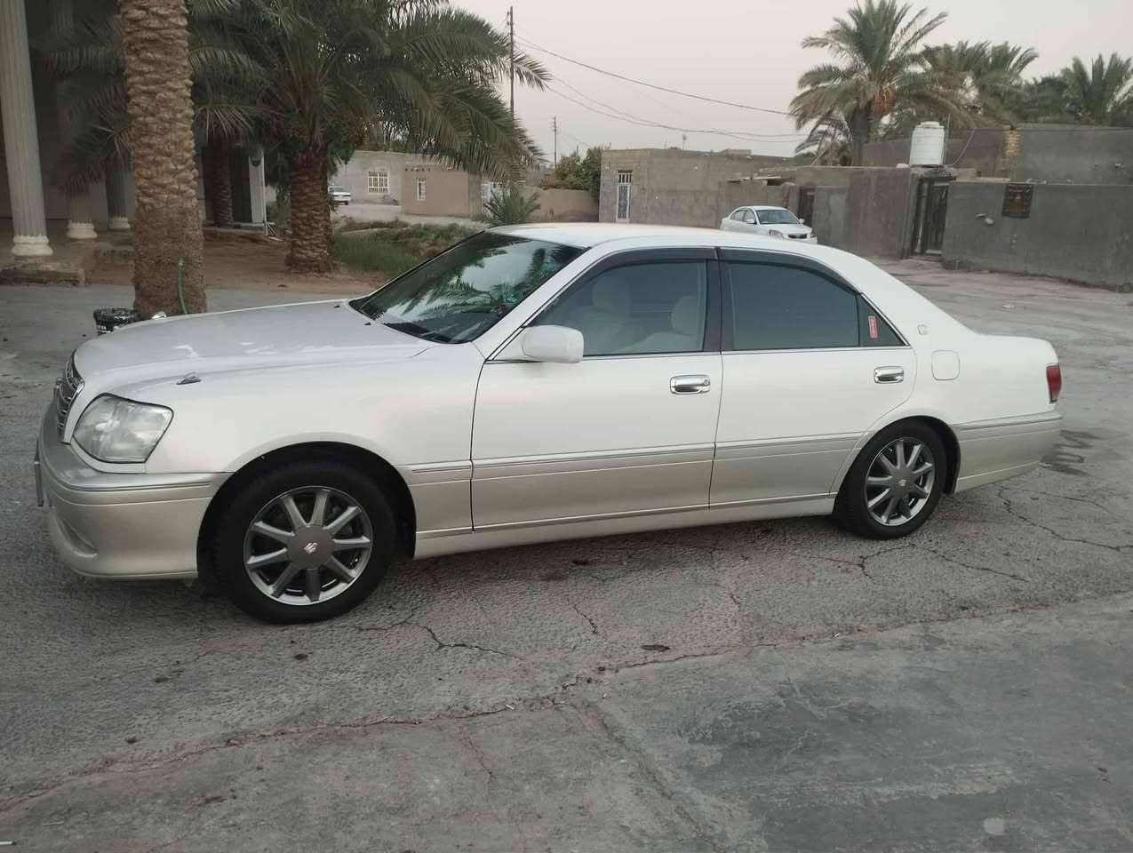 ﷽
السلام عليكم ..  كراون  ((   ملكه.  ))
للبيع ملكه.  رقم كركوك نكليزي تسجيل جديد دخول جديد   هزه جديده 
 موديل 2003 _اصل 
تحوير فوك وجوه نجف
مكينه. دي فور الكبير جديده 
شاصي 75. 
كير مكينه حداديه كله جديد 
وكاله  ثاني يوم  ارقام حديد 
كفاله . كص ونقل جثه وضربه فقط جاملغ بارد بصيط  لون ابيضّ محجل. 
سياره جديده كلش كلش وحلوه 

✅  ♕  المواصفات ♕
✅       : 3 دكم   :
✅   كرستال اصل
✅ ستيران كهربائي 
✅  كشنات أربعه كهربائي
✅  مري شفط بلاد  
✅  تحكم  خلفي كامل بلصوت  
✅   دمام خلفي  
✅مثبت سرعه
✅ غرفة بيجي  وصاج ملكي 
✅ سييدي 6. اقراص
✅ ويل كب نجمه
✅ برده خلفيه 
✅ قواعد ارقام أصلي
 وبعد بيهه مواصفات م
السعر تصل وشلع عيوني 
 كلشي اكو بل سوك وحسب نضافه 
وحسب النظافه 
العنوان : نجف الأشرف 
ل اتصال 📞 ***********
