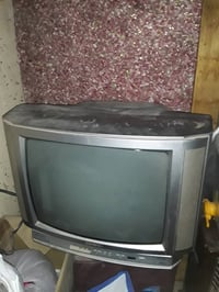 عدي طاولة تلفزيون معدنية بزاوية ثلاثية الأرفف بحالة جيدة. أيضًا، تلفزي...