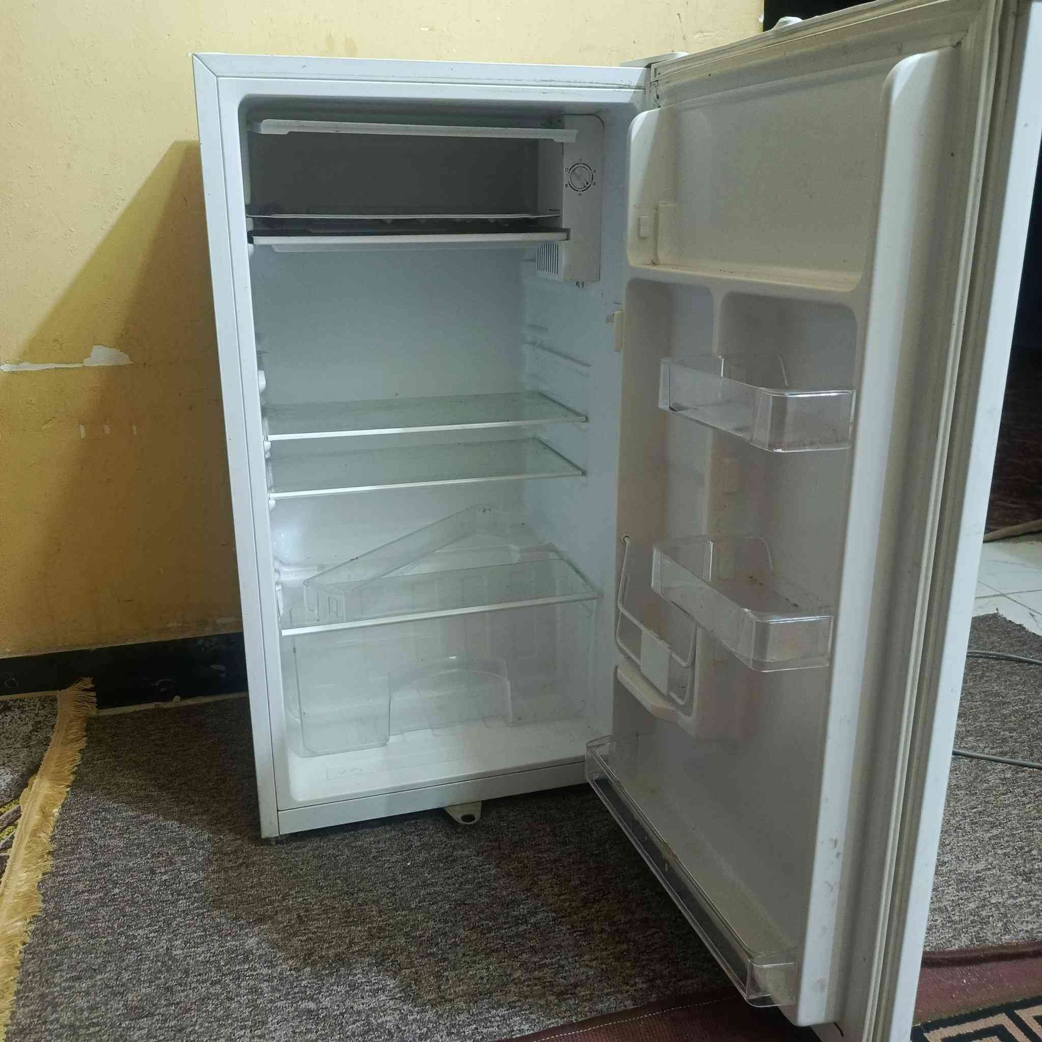 ثلاجه للبيع بعدها كارتون الله شاهد ب ٨٠ وبيها مجال مكاني ذي قار مركز ***********
