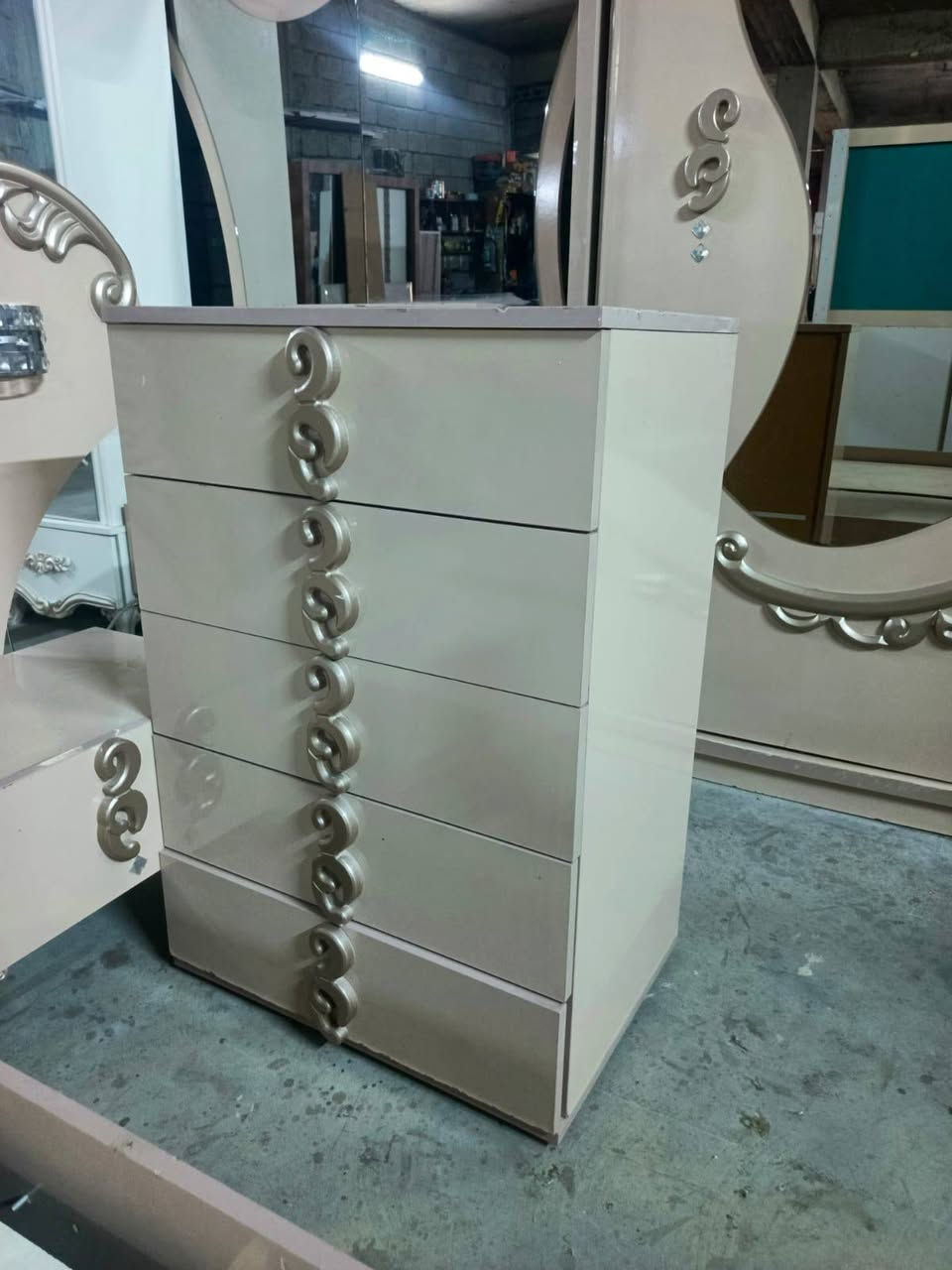 غرفة نوم ملكي اخو الجديد 7قطع متوفر توصيل عنوان كركوك سعرها 450
رقم مبايل/***********
