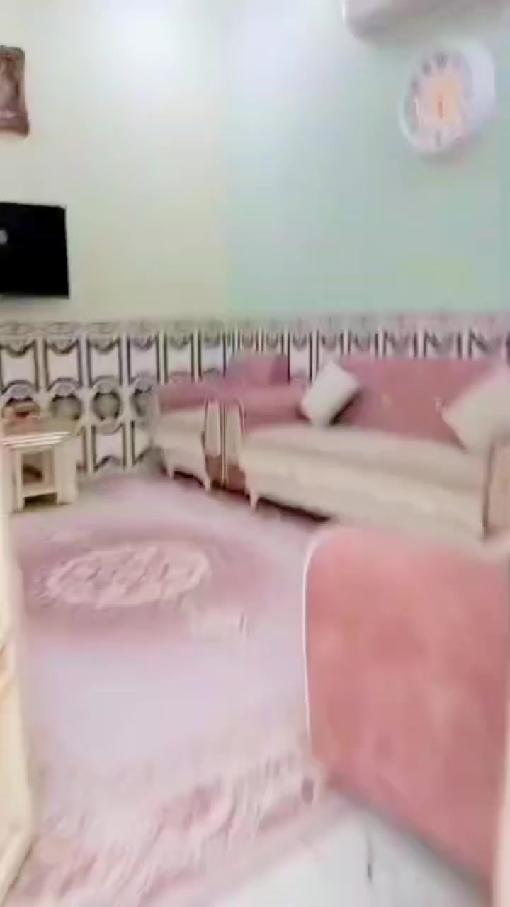 يارزاق ياالله 
دار سكن طابو زراعي 120ركن طابق ونص بناء طابوك 
يتكون الدار من غرفتين نوم وهول مطبخ استقبال صحيات داخل وخارجيه مرقم من قبل البلديه 
علما ان الدار مع لاثاث 
سبالت عدد3 مراوح عدد 5 جرابي عدد 2 بلازمه عدد 2
تخم استقبال مع الطبلات 
نص ديوان هول 
ثلاجه مجمده طباخ غساله كاونتر 
وبعض لاثاث 
حي الحكيم شارع افران الهادي 
مراجعه مكتب دلاليه ابوكيان الربيعي 
لاتصال على لارقام التالية واتساب 
***********
***********
