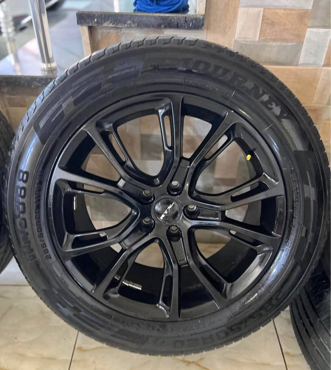 طخم ويل كب+التيرات+صمونات 285/50/20الحجم التاير   SRT اصلي  يرهم دورنكو وجيب 

العنوان دهوك 
*********** سميل, دهوك
