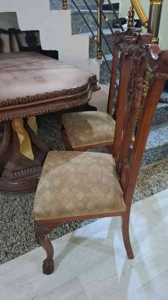 ميز طعام خشب مع ٨كراسي خشب 
يرادلهم تصليح نجار  كراسي بس ٢ ما بيهم شي
السعر 280 وبي مجال 
العنوان البصره 
***********
