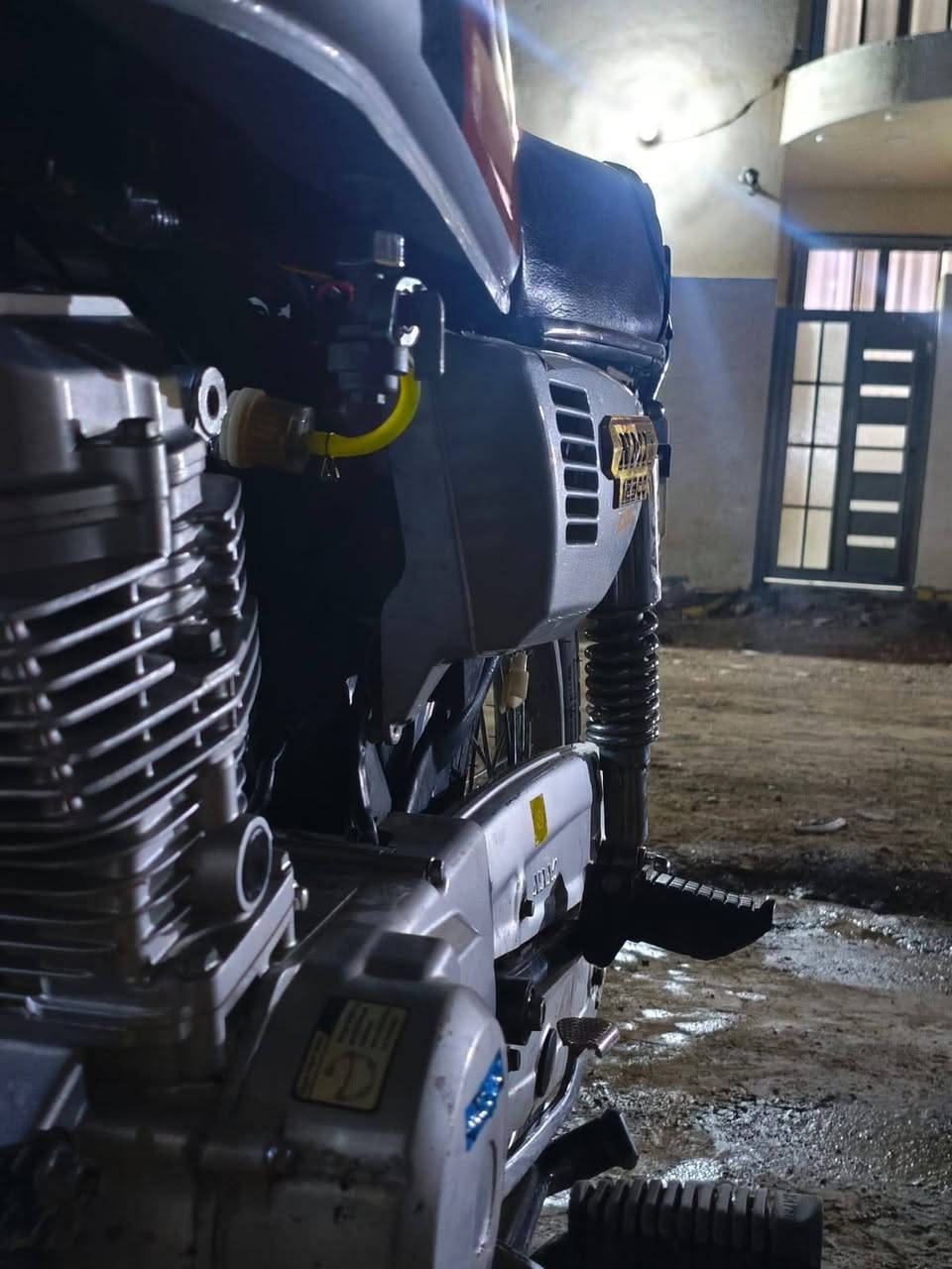 سلام عليكم دراجه للبيع دراجه خير من الله شغل وطلع وين ما يعجبك محرك اصلي دراجه ناقصهه اشياء بسيطه سعرهه 550  وبيه مجال شي قليل اوراق اصوليه *********** رقمي وبيك خير وتدلل
