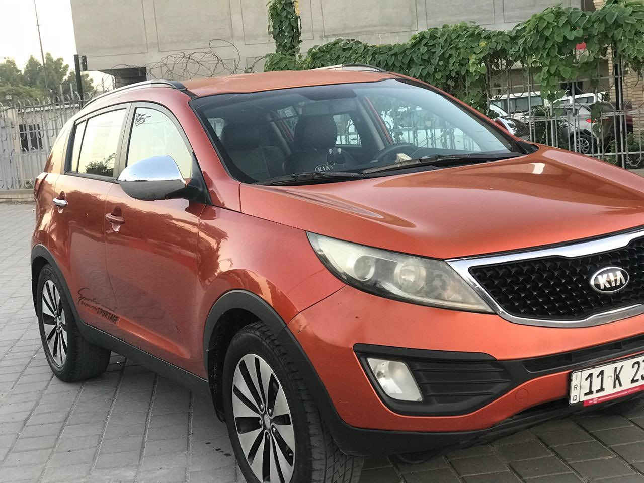 السلام عليكم كياسبورتج 2013 رقم بغداد  الجديد وارد خليجي بدون حادث فقط صبغ قطع بسبب جراد اللون بدون دواخل محرك وكير مكفولات صدر امامي خلفي وتبريد جديده تتدفه شغال مابيهه اي نقص السعر  129مجال بسيط جدا وماكو بهيج سعر128$وبيه مجال
محرك 2000
شاشه كبيره
تحكم ستيرن جهتين
مكان سياره شارع فلسطين ساحة بيروت***********
