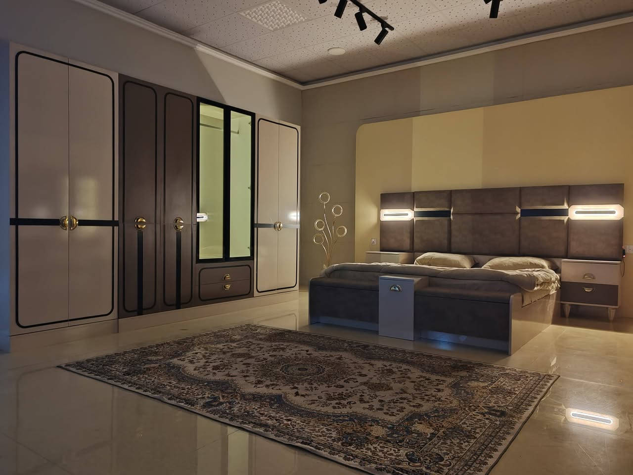 10 قطع كنتور ملحق اناره فول جميع اجزاء الغرفه سرير مخزن ابواب المنيوم زجاجيه بلونين البيج والجوزي سعة تخزين كبيره متوفره الان في معرض الشركه الكائن طريق رفاعي نصر مجاور جامعة اوما الاهليه للاستفسار اكثر يرجى الاتصال على الارقام التاليه 
***********
*********** واتس فايبر تلگرام 
الشد والنقل داخل محافظة ذي قار مجانا 
مع صيانه مجانيه لمدة سنه كامله
