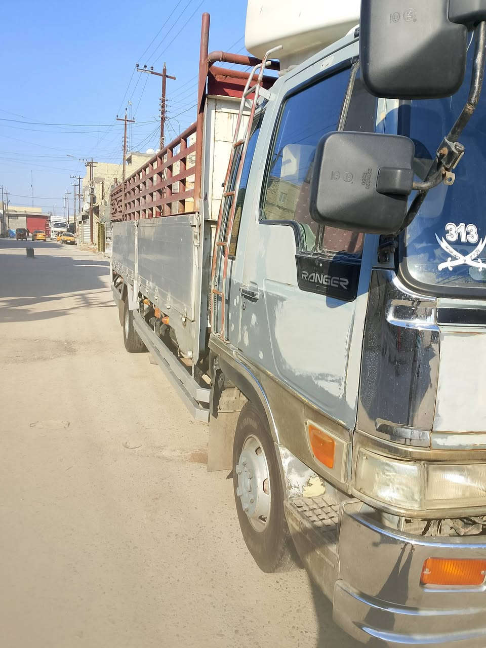 السلام عليكم هينو سبعين عادي بيهة بخار بس صرف مابيهة تخم تاير السنويه ماصاقطه رقم  الطول سته وربع سيارة جاهزة كهربائيات كلهة شغاله *********** بس الغمارة عوزه صبق بس
