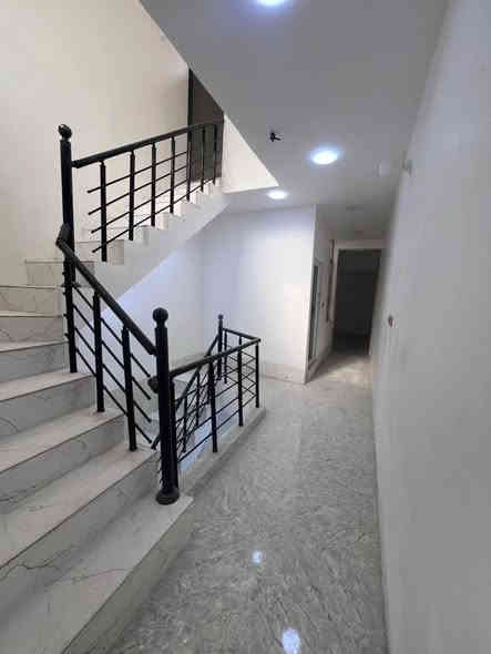 #بيع_شراء_ايجار_بناء_تعقيب_ترميم_تثمين_دور سكنية _
السلام عليكم 
يستمر مكتبنا بتوفير العروض الى زبائننا الكرام 
يعلن مكتبنا عن توفر مشتمل حديث مدخل واحد  للبيع 

المساحة (٦٣) متر            
الواجهة (٣،٣٣) متر 
النزال (١٩) متر 
يحتوي على ؛$
الطابق الاول
كراج صغير واستقبال وحولي مطبخ ومنور وغرفة نوم وخدمات 
الطابق الثاني
غرفتين نوم وخدمات وبيتونة وسطحين

السعر (١٦٥) مليون وبي مجال 

العنوان /الشعب @@@العقاري الثانية @@قرب مدرسة الحماة @@@ 

للاستفسار زيارة مكتبنا الكائن في ألشعب شارع الاسواق المركزية مقابل جامعة الامام الكاظم 
#مكتب_سيف_الساعدي_للعقار 
او الاتصال على الأرقام التالية؛
***********
***********
او التواصل عبر البرامج التالية؛ماسنجر واتساب
